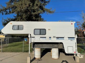 Lance Esquire 8000 Bed Camper