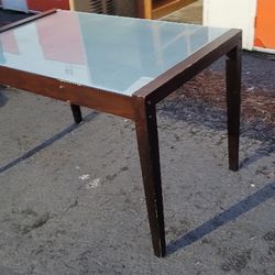 Nice Glassy & Classy TABLE! w/Table CLOTHS!