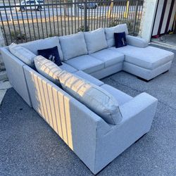 Free Delivery 🚚 Light Grey Sectional Couch