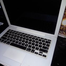 Apple Mac Book Pro (White)