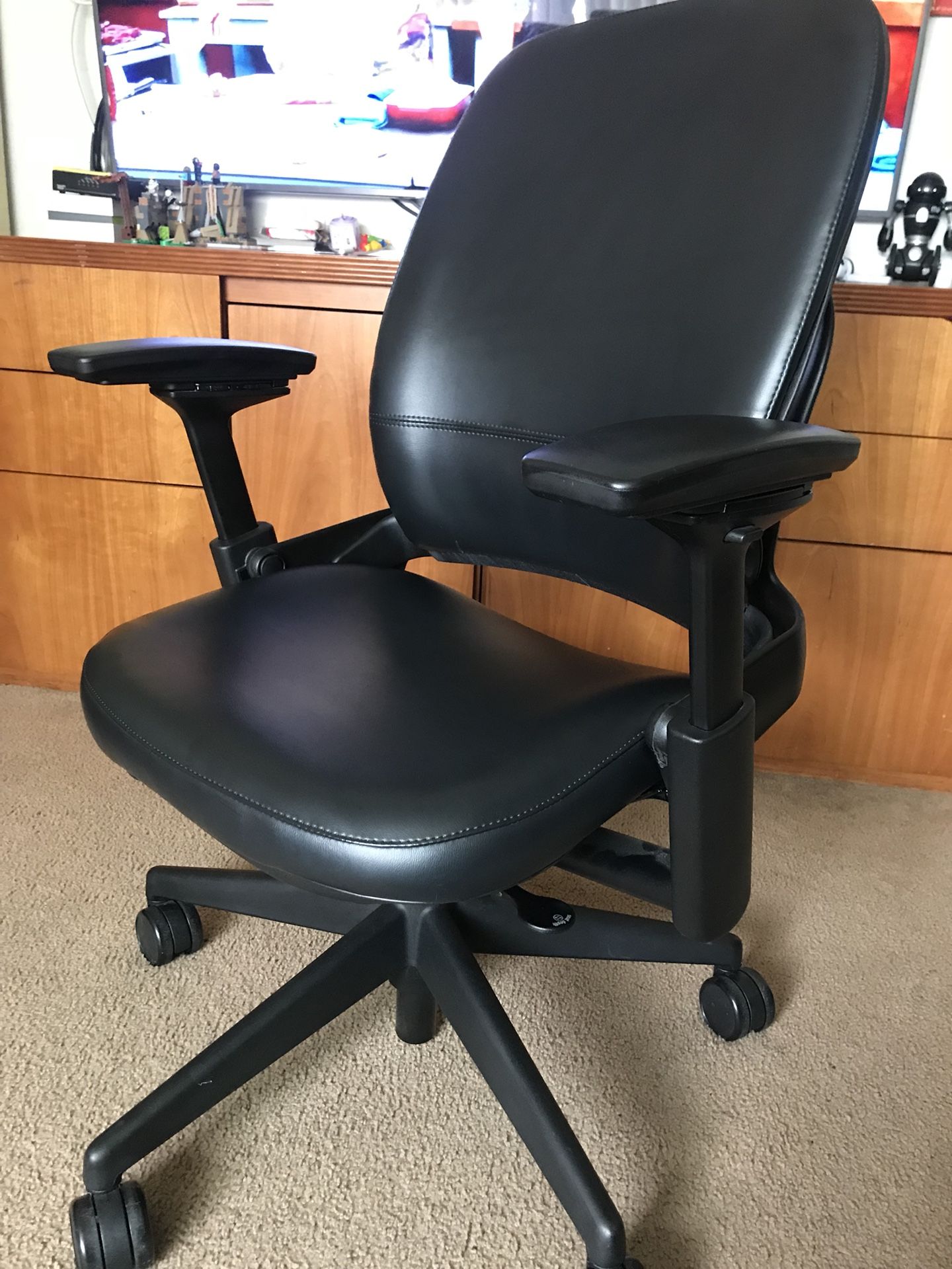 New condition SteelCase Leap v2 office chair black leather