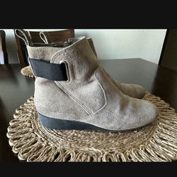 Woman’s Suede Boots