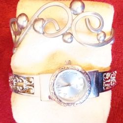 Women's Classic QuartzsBracelet Watch .And Silver Bracelet