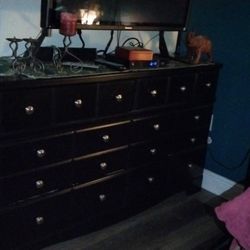 Dresser With Mirror