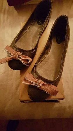 Trendy brown flats with zipper design