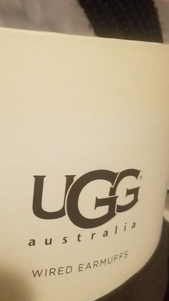 Mint Con, Blk Uggs Wit Ear plugs 4 fon Pet smke Free Home Yes available