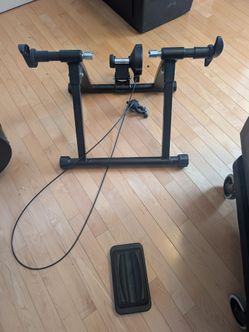 Indoor bike training stand
