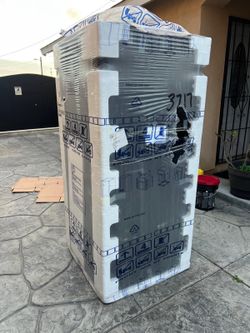 New Frigidaire 18.3 cub ft Top freezer asking $550 thanks