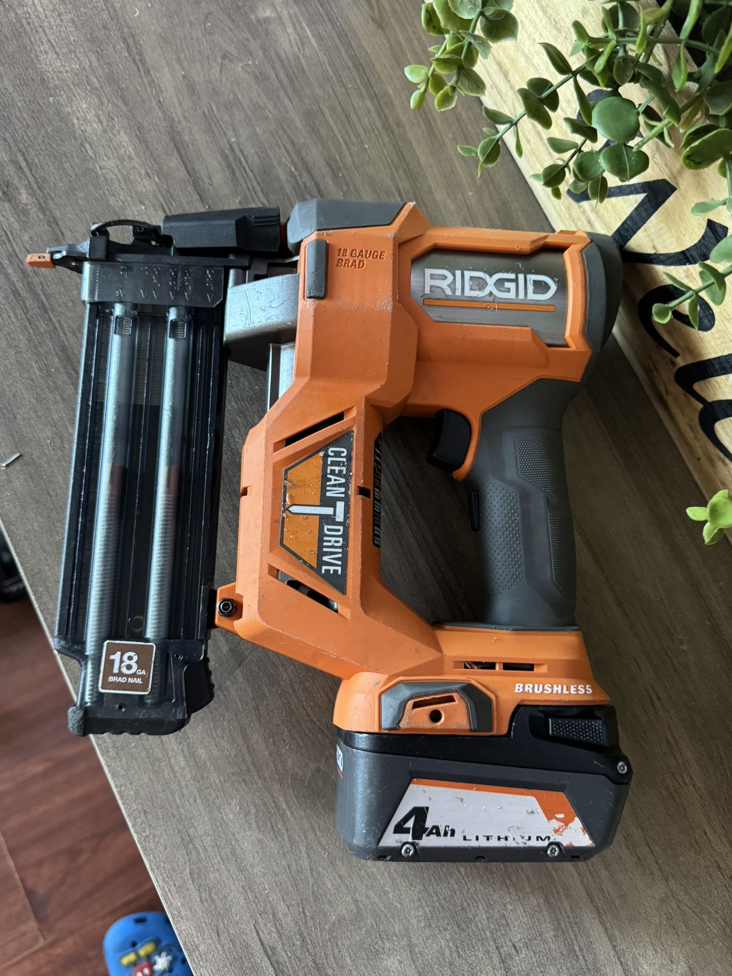 Finish Nailer RIDGID Brushless 18Ga con su Batería