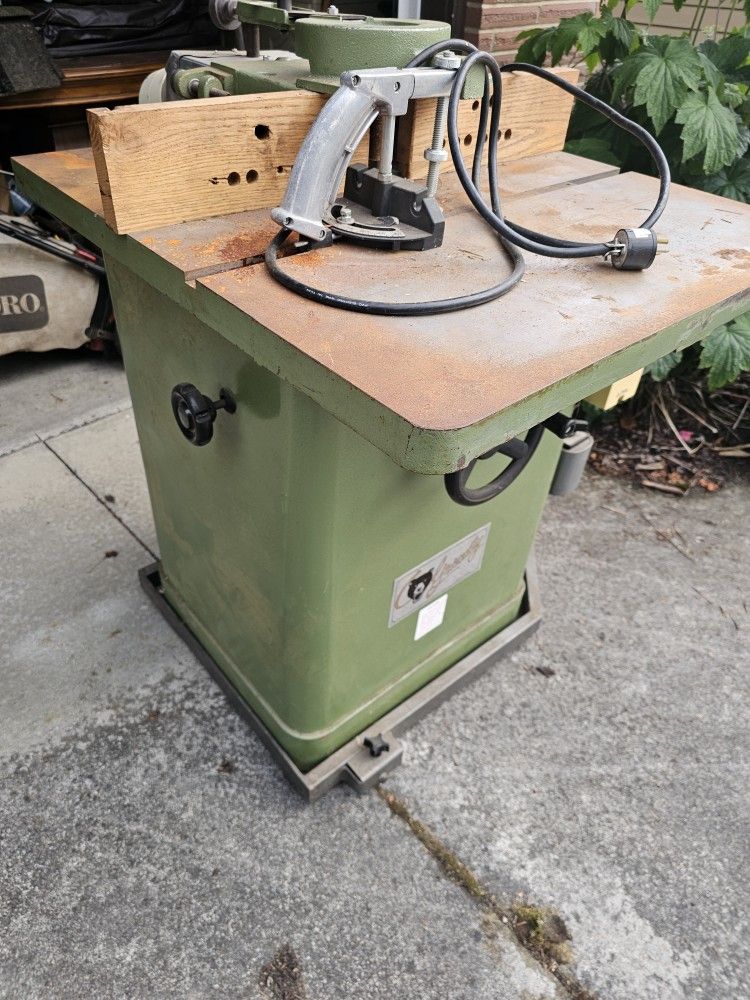 3 HP Grizzly Shaper, 115/230v, with movable base and accessories.