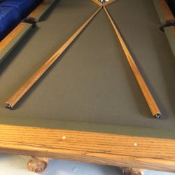 Beautiful 7 ft pool table