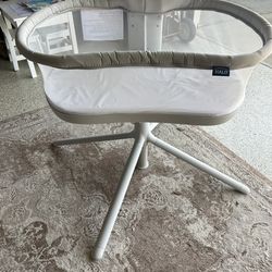 Halo Baby Bassinet + “My Snuggly” Infant Insert – Excellent Condition