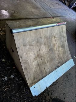 Skateboarding ramp