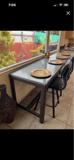 Table and chairs good condition $60 OBO