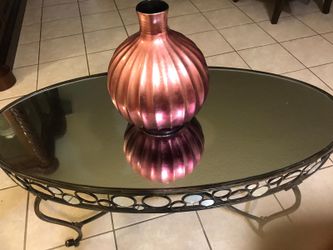 Nice glass center table with vase $100 obo no low ballers