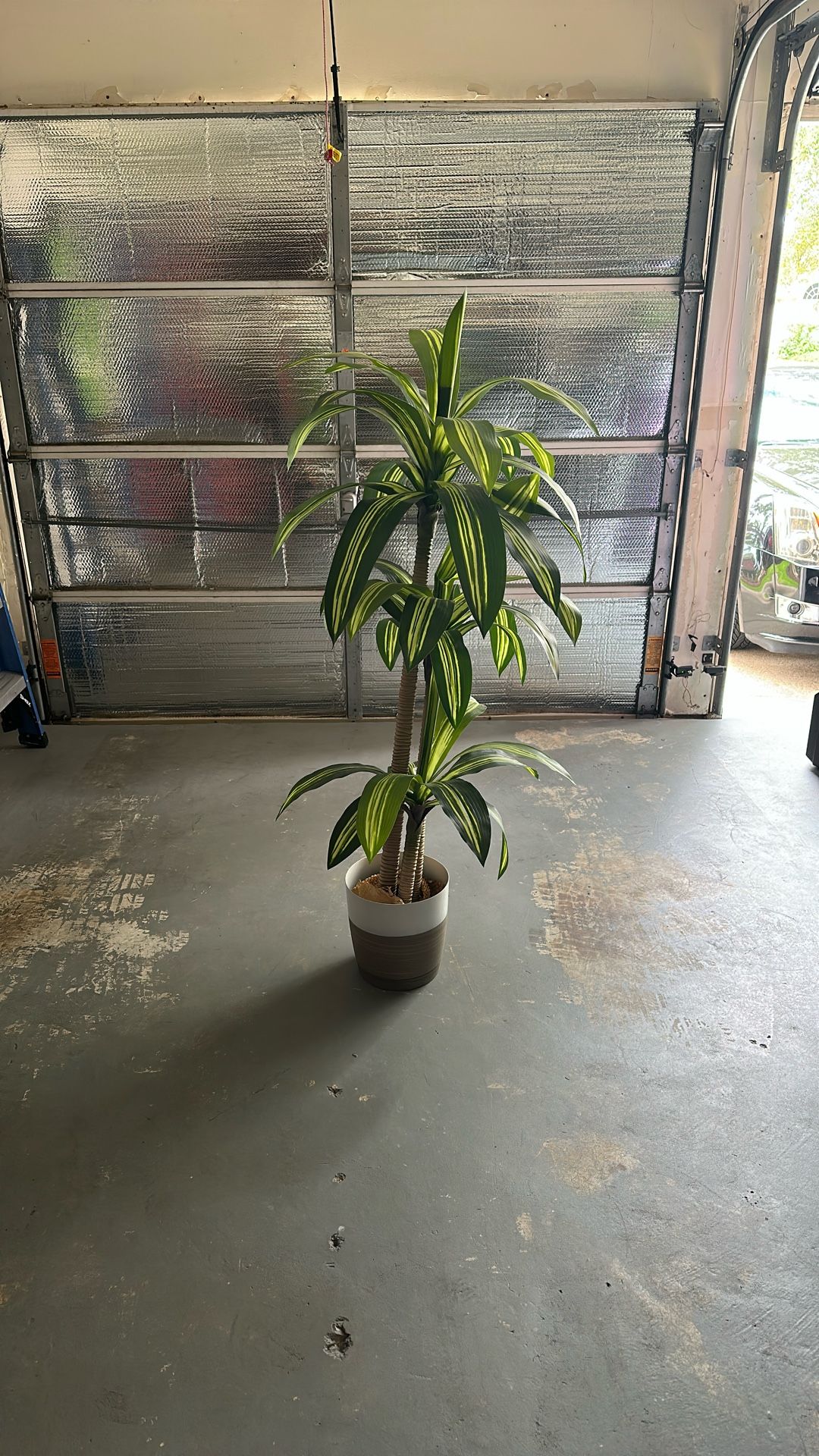 Artificial Dracaena Tree, 5FT Lifelike Fake Plant with Realistic Texture, Fake Tropical Yucca Floor Plant in Pot, Green Plant Silk Tree for Living Roo