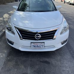 White 2015 Nissan Altima (Clean Title)