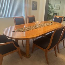 Stunning Dining Table & Chairs