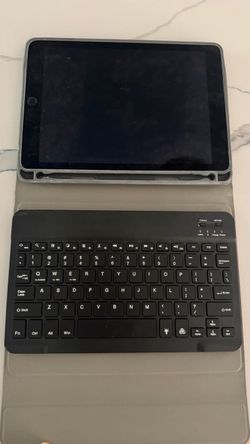 iPad Pro12.9 -inch second generation with keyboard