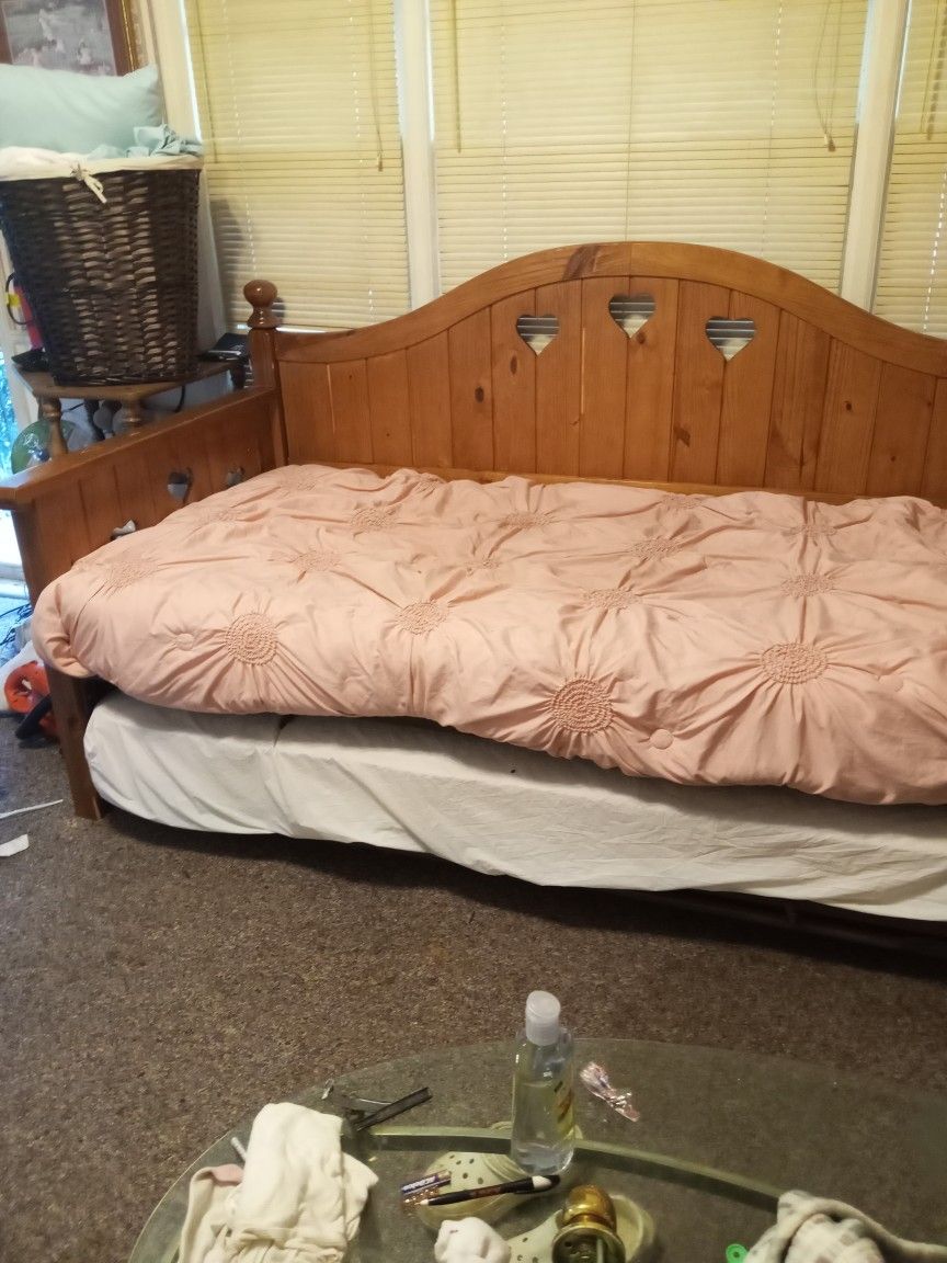 TWIN DAY BED WITH TWIN TRUNDLE BELOW