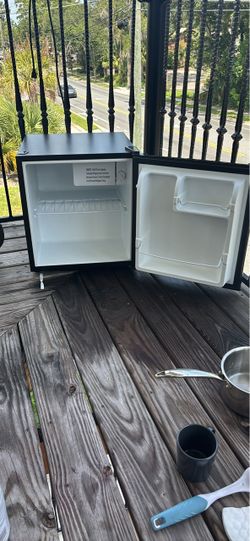 Black Compact Mini Fridge