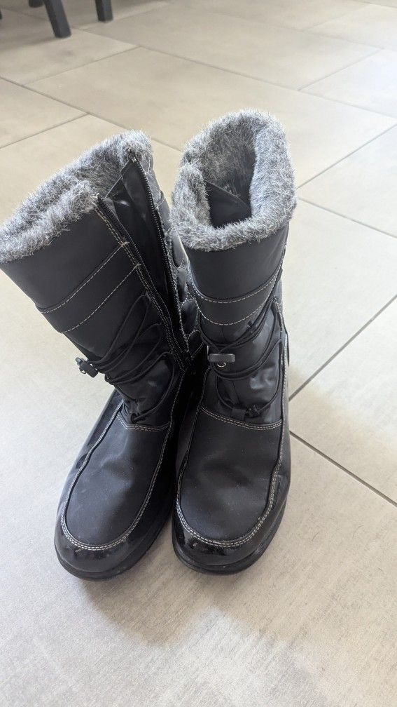 Woman Snow Boots Size 8