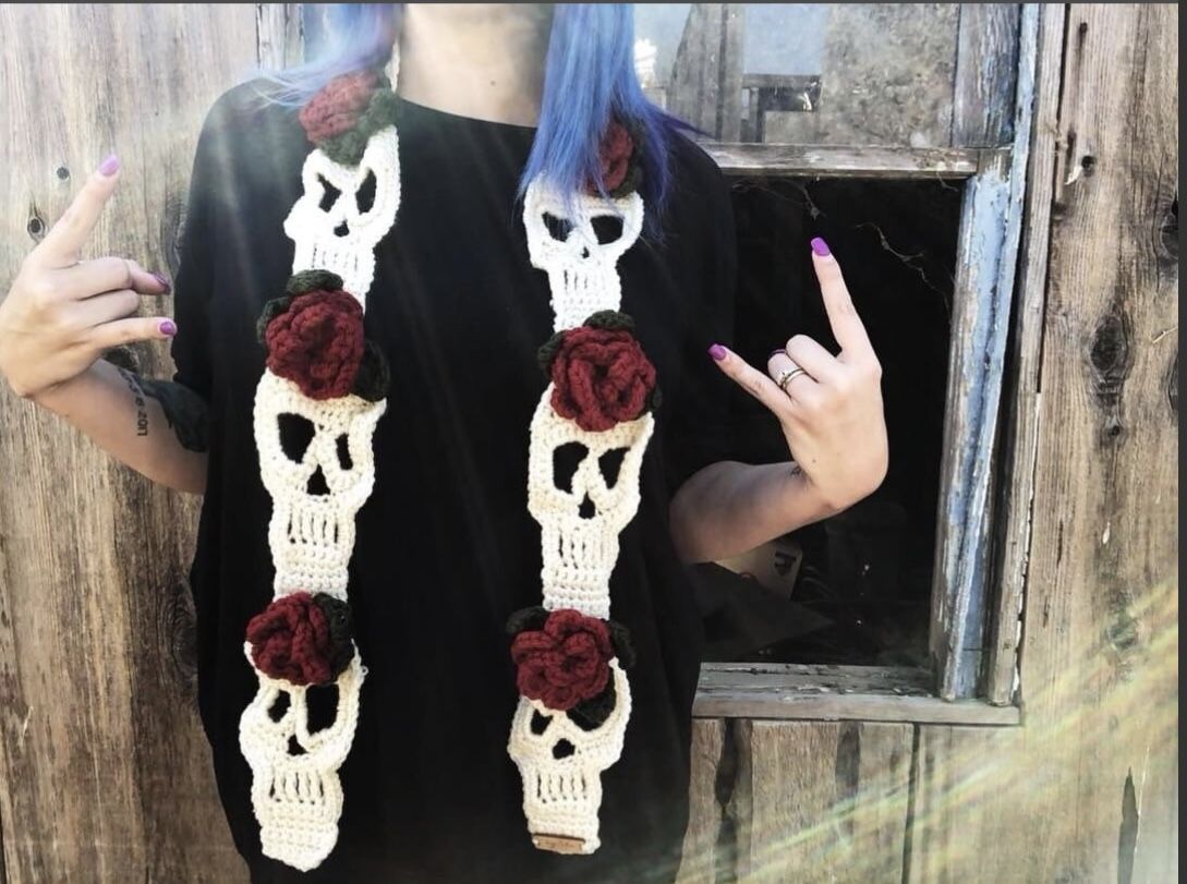 💀 Handmade Crochet Skull & Roses Scarf – One Size – Unique & Limited! 🌹