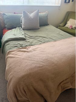 Queen bed & metal frame (read description )