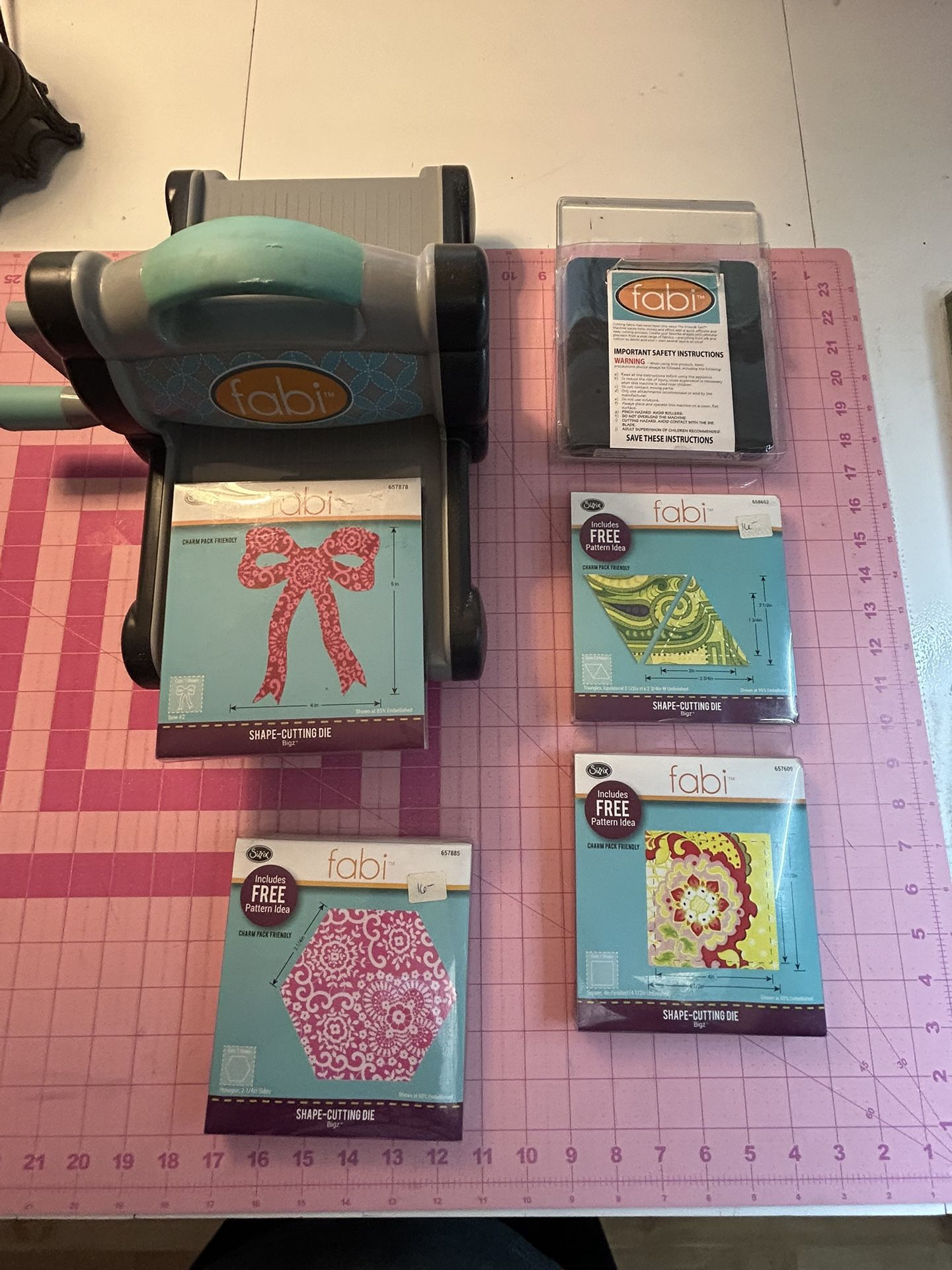 Fabi Machine With 11 Sizzix Dies