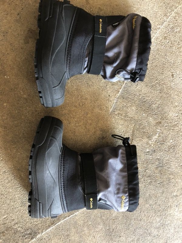Boys Columbia snow boots size 1