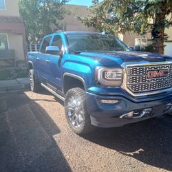 GMC Denali 6.2 V8 Loaded.