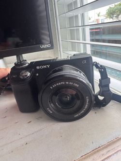 Sony NEX-6 Mirrorless Camera + Sony 16–50mm OSS Lens