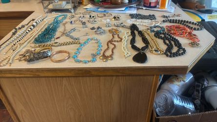 Costume jewelry / jewelry box