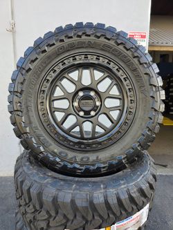 20" KMC w/ 35" Toyo MT Open Country tires