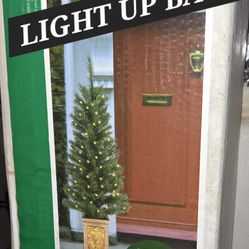 NEW 4 FOOT HOLIDAY TREE WITH LIGHTS AND LIGHT UP BASE