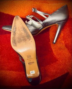 PIED A TERRE ROUGE ALEGENT WOMAN'S LEATHER SHOES. SIZE 8.5 ( EUROPEAN 39). WORN ONCE. HEEL'S HIGHT: 4". LIKE NEW! ORIGINAL PRICE: OVER 300$.