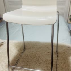 Modern White Bar Stool – Like New