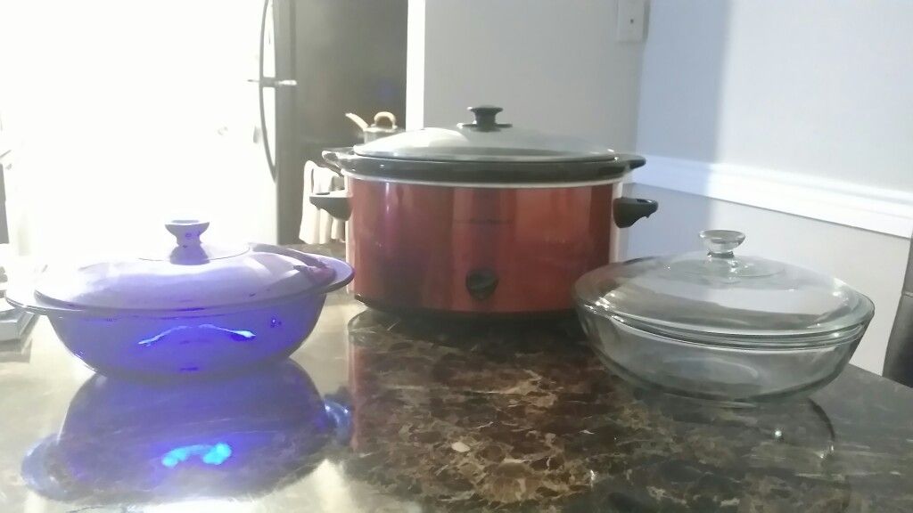 Hamilton Beach crock pot with two dishes with lids