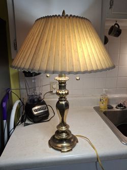  BEAUTIFUL VINTAGE  SOLID BRASS TABLE LAMP WITH  DOUBLE PULL CHAIN  NICE AND  SHINNING BRASS 
