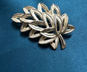 Vintage 1970s Textured Gold-Tone Openwork Leaf Cluster Brooch Pin