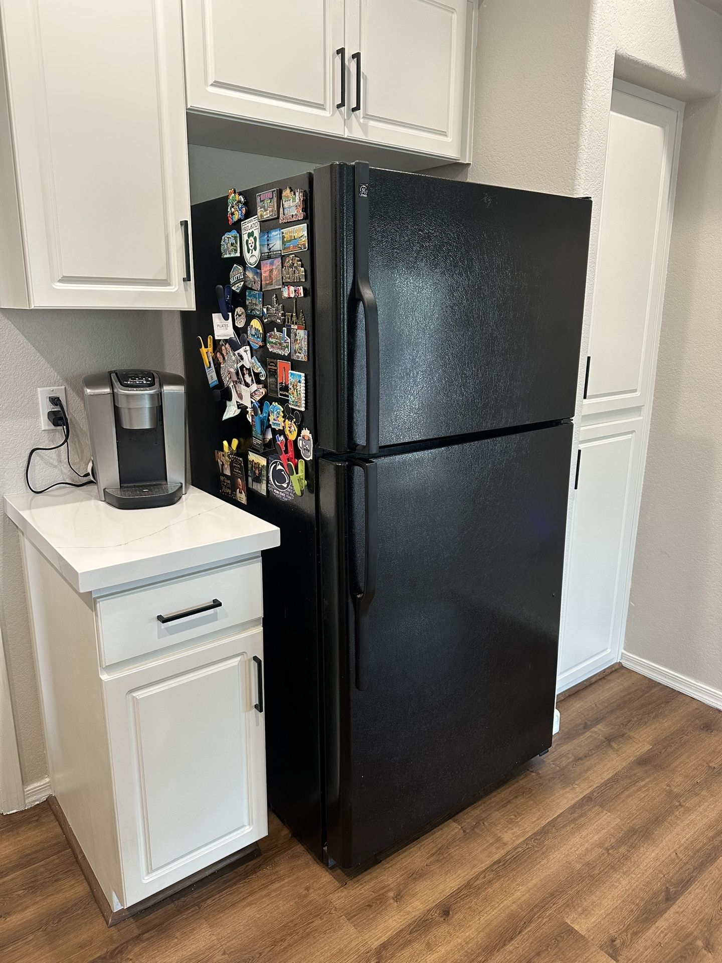 Black GE 21.9-cu 33 in Wide Top Freezer Refrigerator