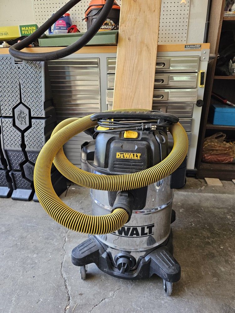 10 Gallons Dewalt 10 Gallons Vacuum almost New.