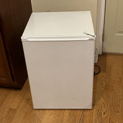 Mini Fridge w/freezer