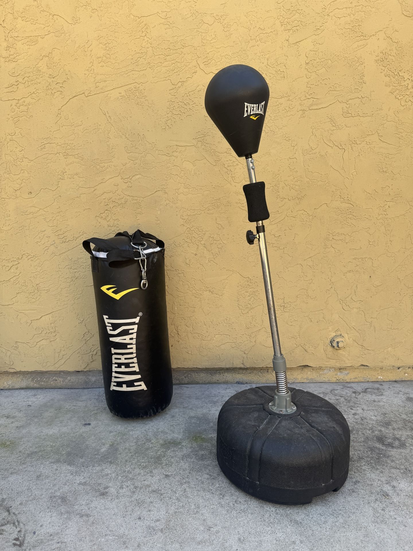 Workout equipment/ punching bag and punching ball and boxing gloves