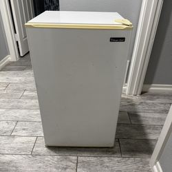 Magic Chef Mini Fridge White 