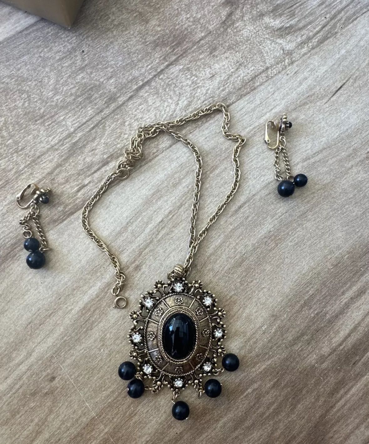 Vintage Celebrity Gems large gold pendant necklace black lucite w/rhinestones