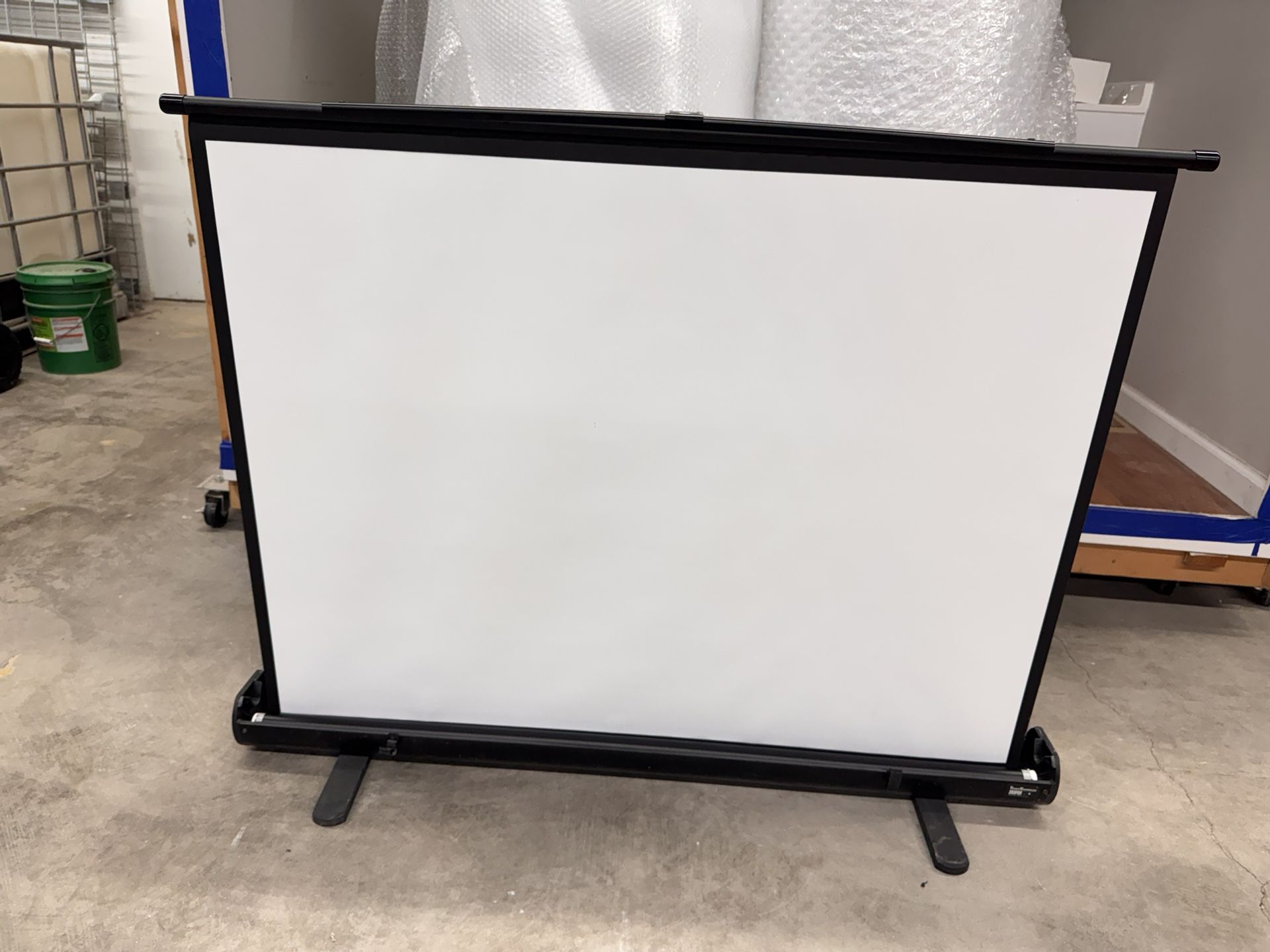 Road warrior Portable Projection Screen By Draper.