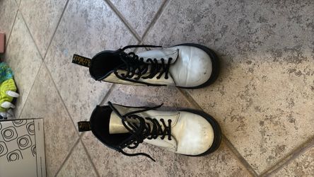 Dr Martens Combat Boots  White Leather Round Toe Lace Up 1460