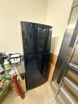Whirlpool Black Top-Freezer Refrigerator