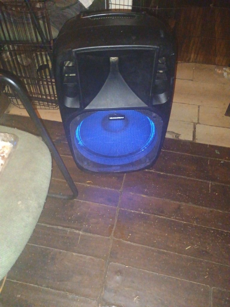 15 In Woofer Super Loud With Built In Amplifier Blue Tooth Am FM Used Maybe 4 Or 5 Times In Excellent Condition